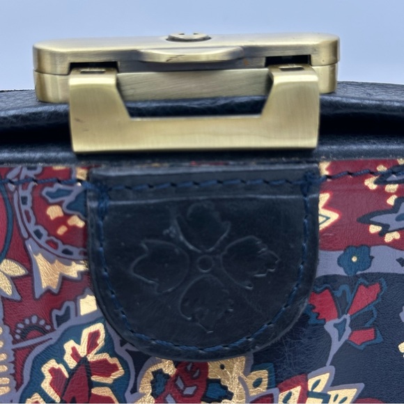Elegant Black and Red Paisley Handbag - Picture 3 of 16